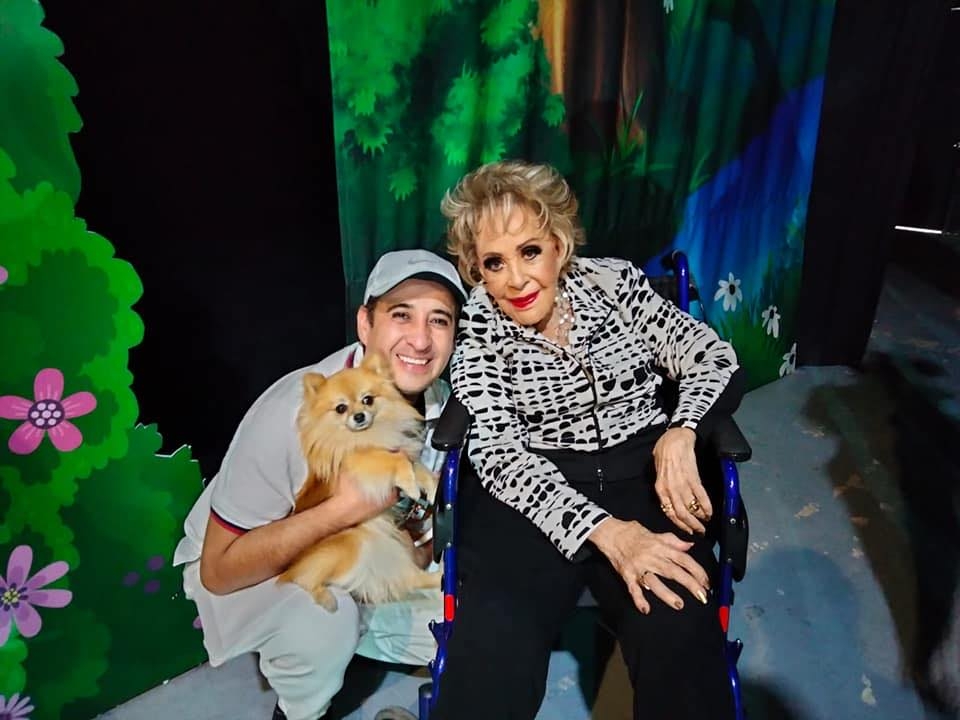 Silvia Pinal saludó a los asistentes a la obra Caperucita ¿qué onda con tu abuelita? Silvia Pinal saludó a los asistentes a la obra Caperucita ¿qué onda con tu abuelita?