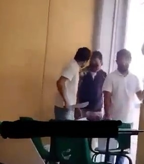 El joven amagó con un machete a su compañero El joven amagó con un machete a su compañero
