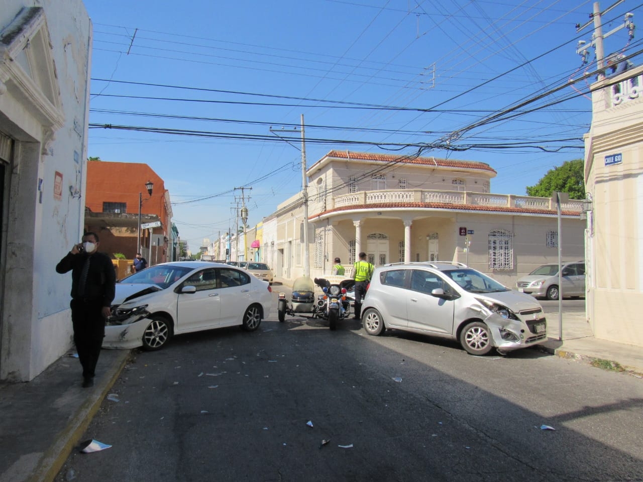 Los carros involucrados, un Spark y un Honda, terminaron con la facia con golpes