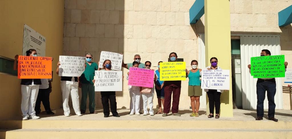 Con pancartas exhibieron el ambiente laboral que han vivido en los últimos días con la Directora del Hospital Comunitario de Isla Mujeres Con pancartas exhibieron el ambiente laboral que han vivido en los últimos días con la Directora del Hospital Comunitario de Isla Mujeres