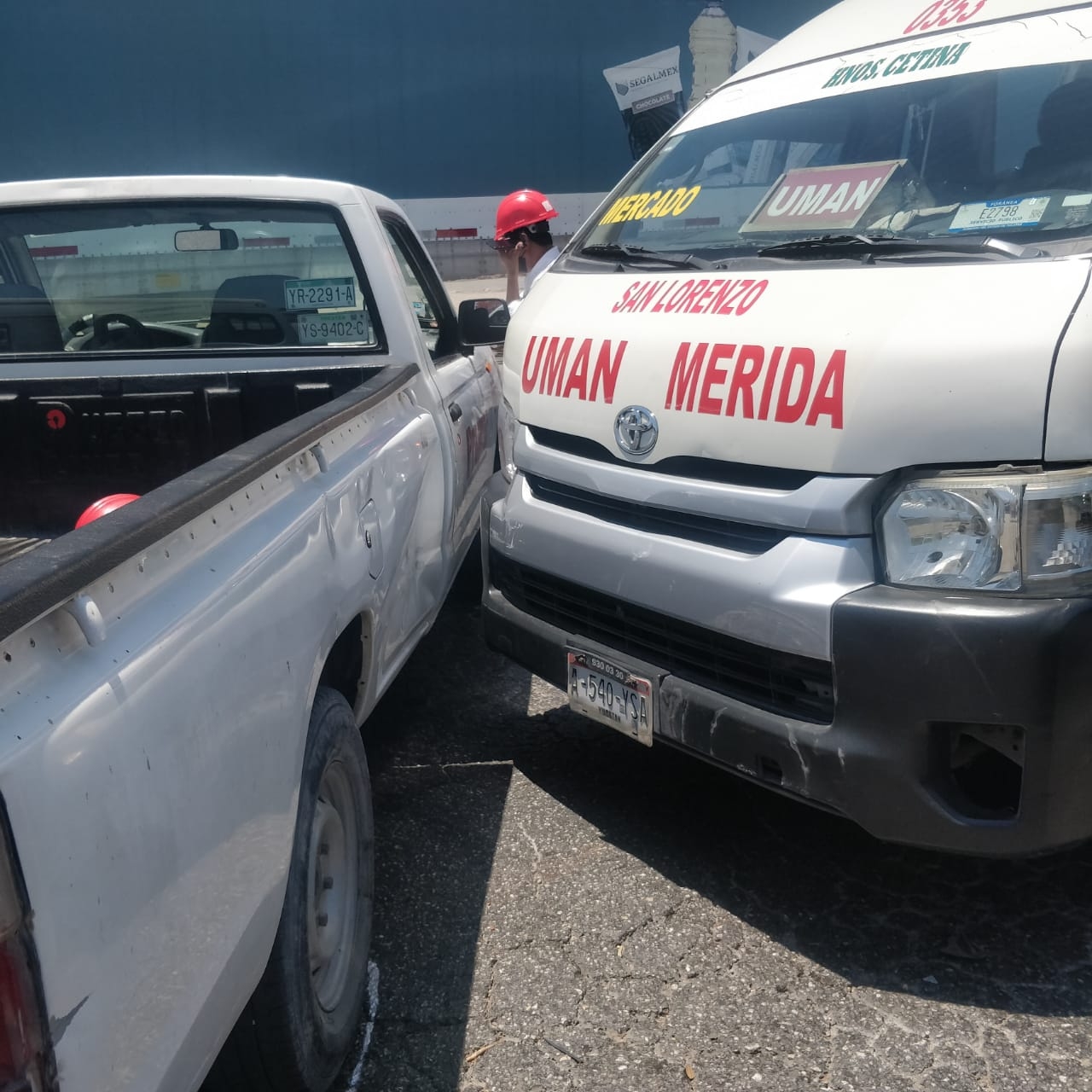 La combi de la ruta Umán chocó contra una camioneta en Mérida La combi de la ruta Umán chocó contra una camioneta en Mérida