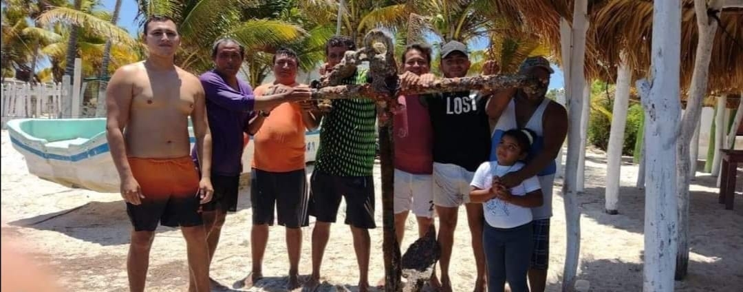 La familia que encontró el ancla aprovechó para tomarse fotografías con ella