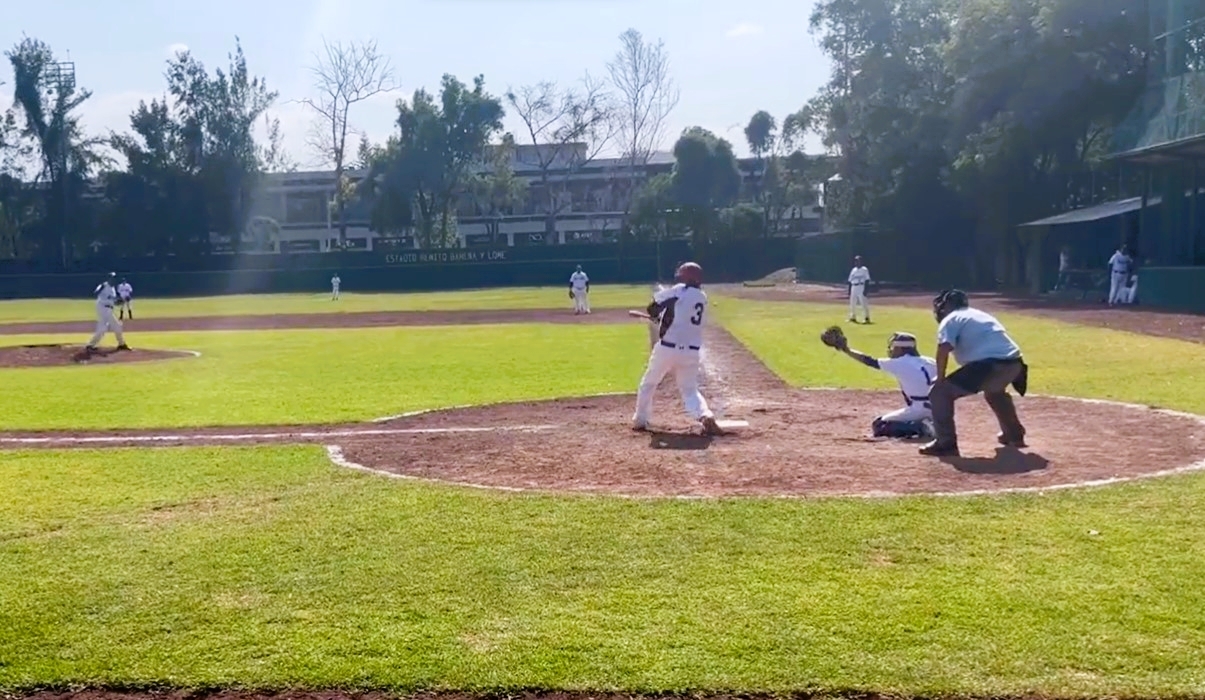 AMLO bateó una bola de hit. Foto: Captura de pantalla AMLO bateó una bola de hit. Foto: Captura de pantalla