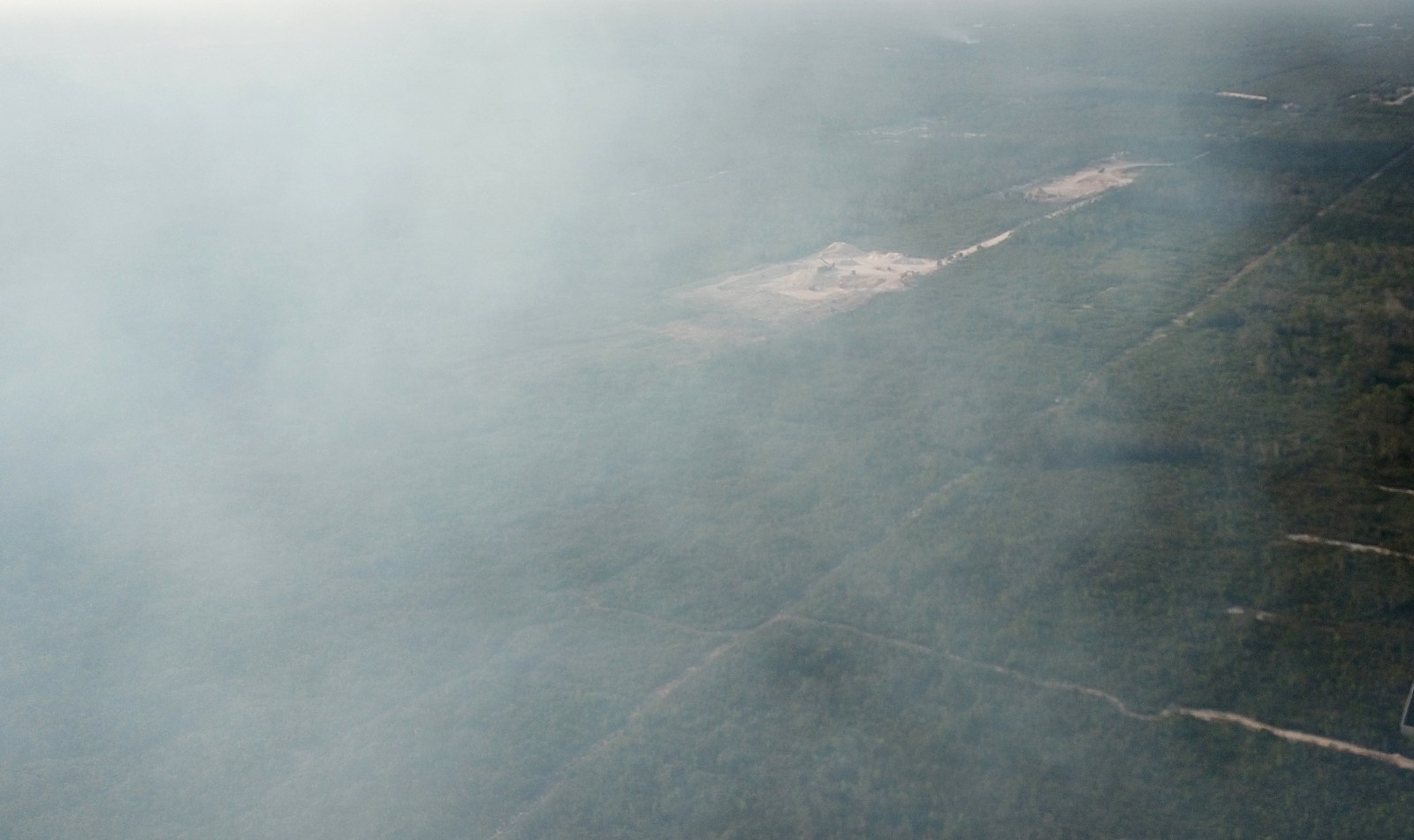 En Quintana Roo, el incendio forestal en la zona limítrofe con Campeche fue controlado, peor aún hay cinco activos en Playa del Carmen