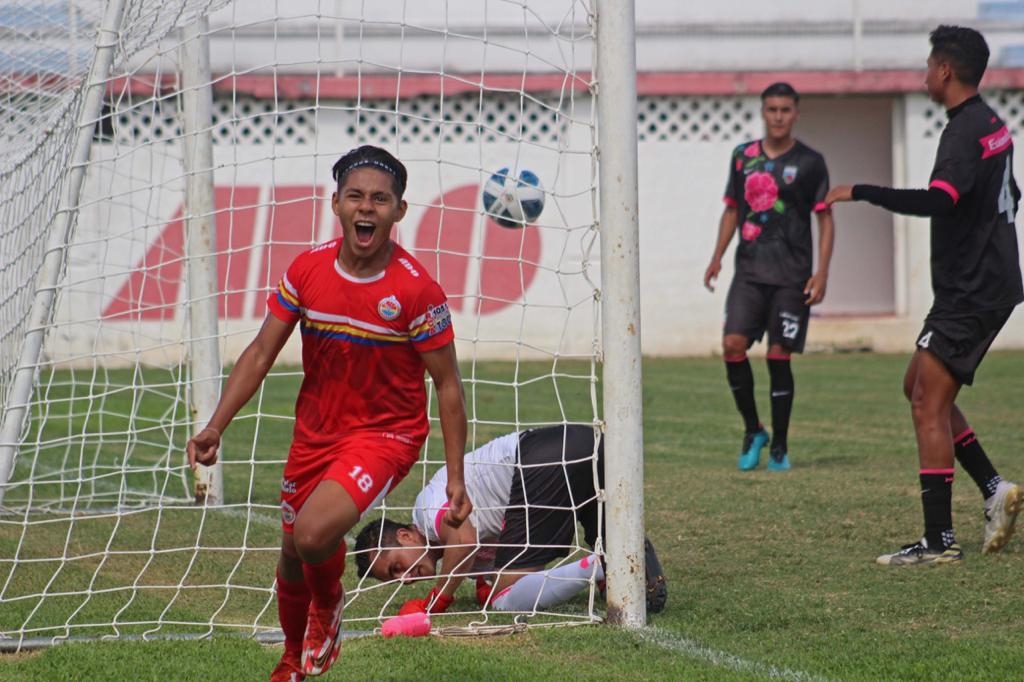Israel Tello fue mediocampista de Pioneros Junior de Cancún, y ahora va a jugar en la categoría Sub-18 con los Rayos del Necaxa Israel Tello fue mediocampista de Pioneros Junior de Cancún, y ahora va a jugar en la categoría Sub-18 con los Rayos del Necaxa