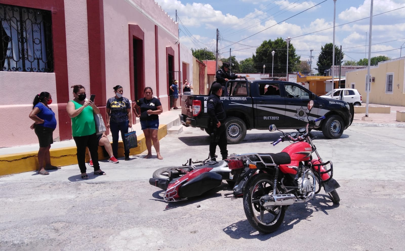 Ninguna de las dos mujeres se quiso hacer responsable del accidente por lo que fueron llevadas a la comandancia Ninguna de las dos mujeres se quiso hacer responsable del accidente por lo que fueron llevadas a la comandancia
