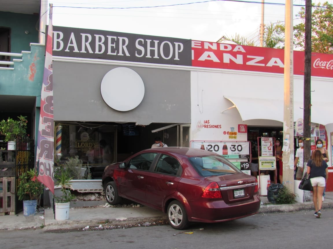 Por el impacto, la fachada del local colapsó
