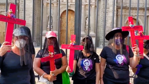 Activistas se manifiestan a las afueras de la Cátedral Metropolitana de la CDMX. Foto: Captura de pantalla Activistas se manifiestan a las afueras de la Cátedral Metropolitana de la CDMX. Foto: Captura de pantalla