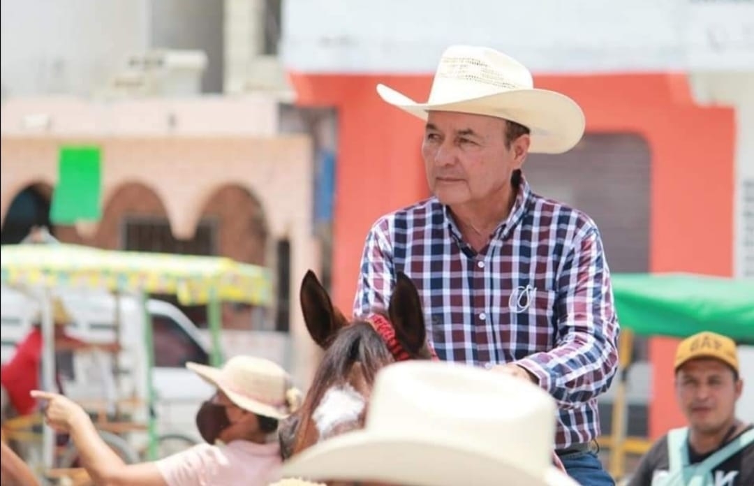 Silvestre Lemus Orozco podría ser acusado de tráfico de influencias y cesado como edil de Escárcega. Silvestre Lemus Orozco podría ser acusado de tráfico de influencias y cesado como edil de Escárcega.