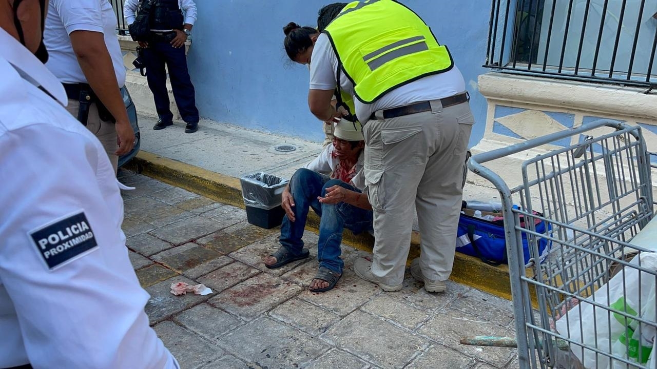 El lesionado terminó sobre la cinta asfáltica de la calle 55 del Centro; presentó una herida de la que no paraba de emanar gran cantidad de sangre El lesionado terminó sobre la cinta asfáltica de la calle 55 del Centro; presentó una herida de la que no paraba de emanar gran cantidad de sangre