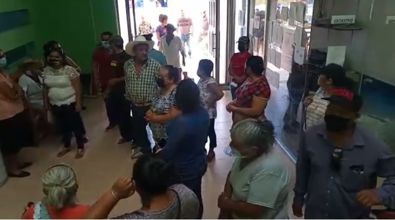 El grupo de personas esperan ser atendidos por el Alcalde de Escárcega El grupo de personas esperan ser atendidos por el Alcalde de Escárcega