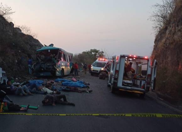 El autobús chocó con un paredón que estaba junto a la carreterra en Jalisco El autobús chocó con un paredón que estaba junto a la carreterra en Jalisco