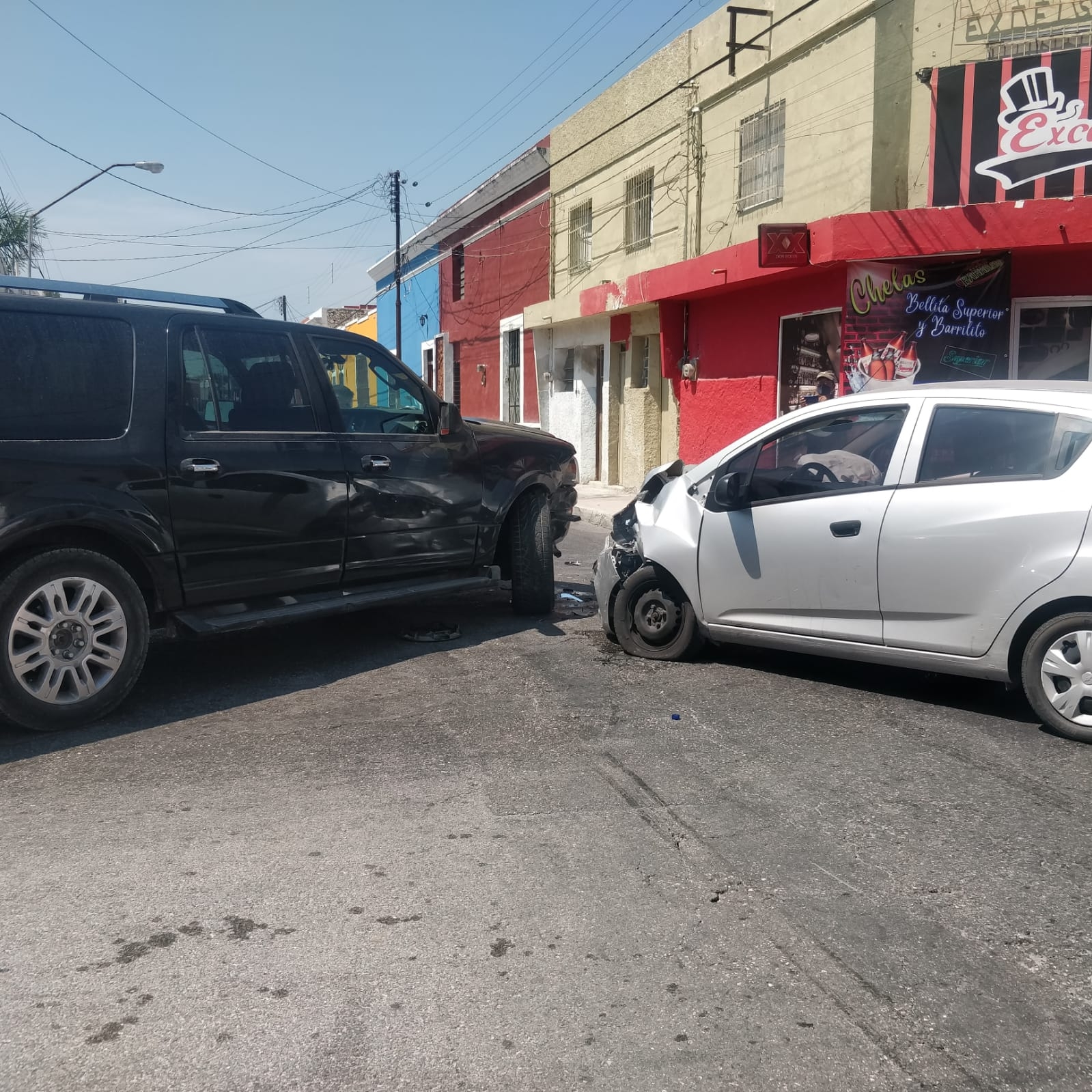 Una grúa de la SSP Yucatán se encargó que mover ambos vehículos Una grúa de la SSP Yucatán se encargó que mover ambos vehículos