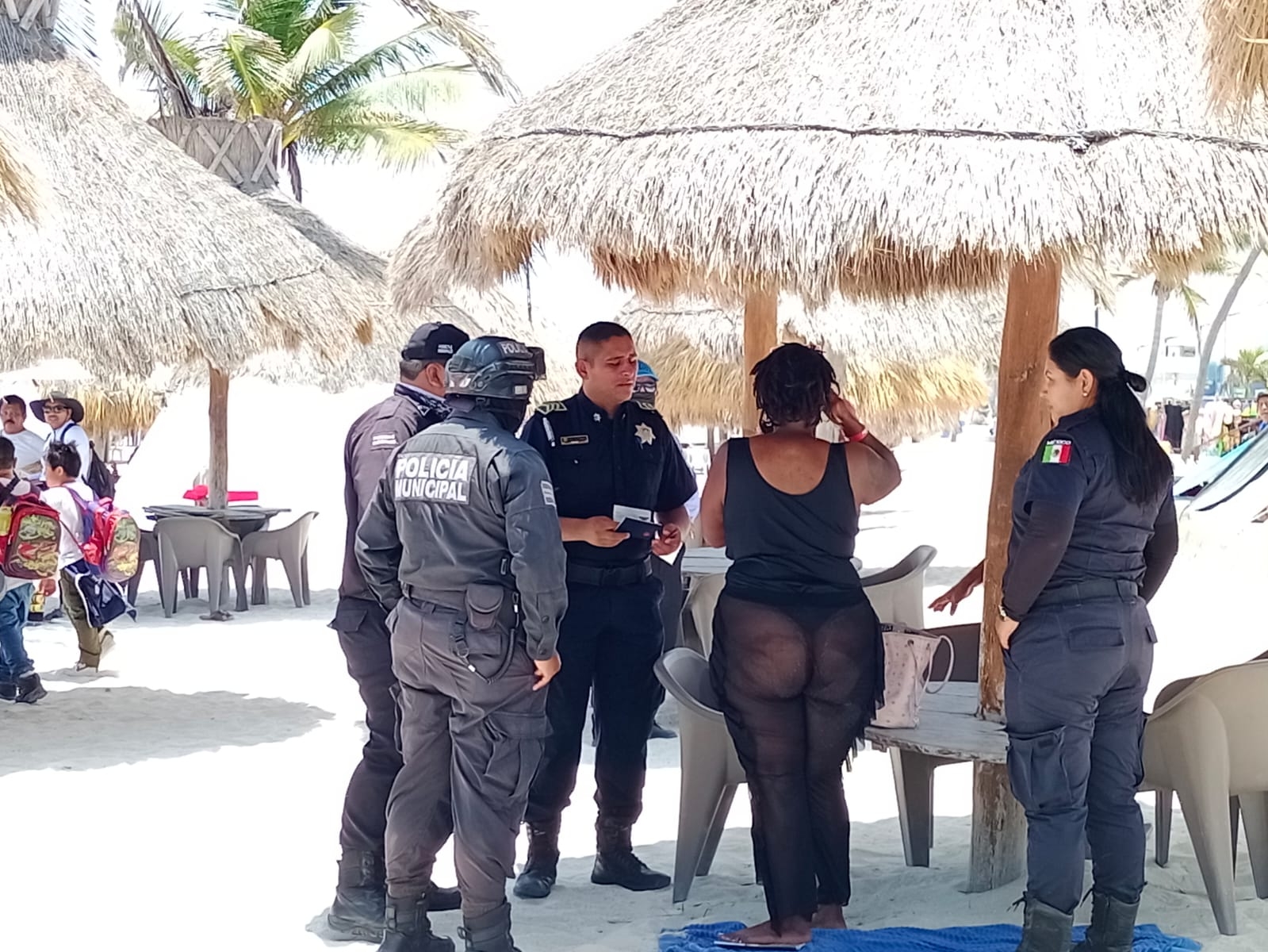 Al ser rodeada por los elementos policiales, la turista empezó a llorar; sin embargo, fue detenida Al ser rodeada por los elementos policiales, la turista empezó a llorar; sin embargo, fue detenida