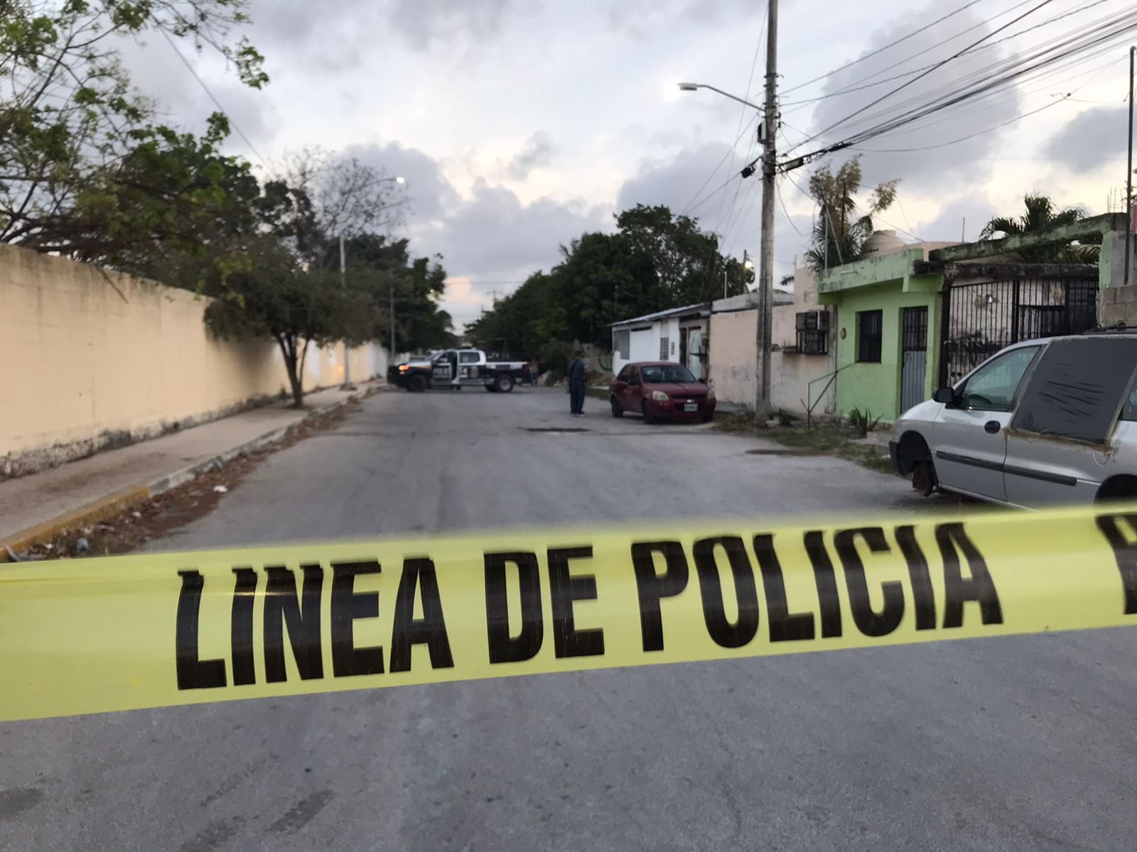 La policía acordonó el área cercana a la casa atacada La policía acordonó el área cercana a la casa atacada