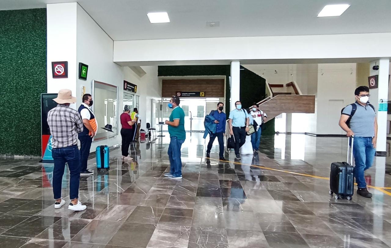 Volaris es la única empresa que mantendrá sus actividades por las tardes