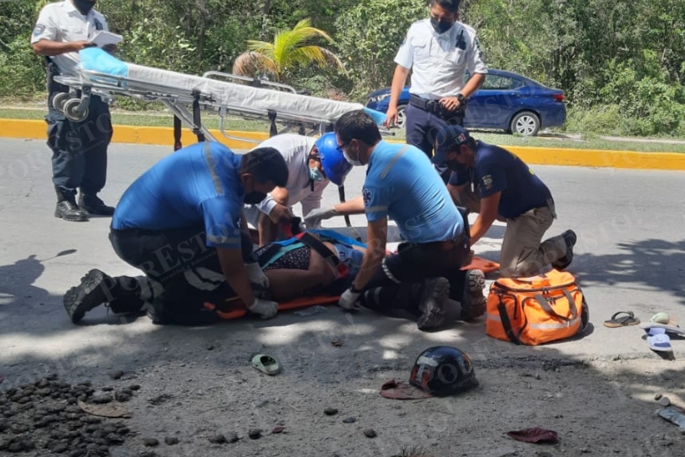 Las tres lesionadas fueron atendidas por paramédicos en Cozumel tras el accidente de motocicleta Las tres lesionadas fueron atendidas por paramédicos en Cozumel tras el accidente de motocicleta