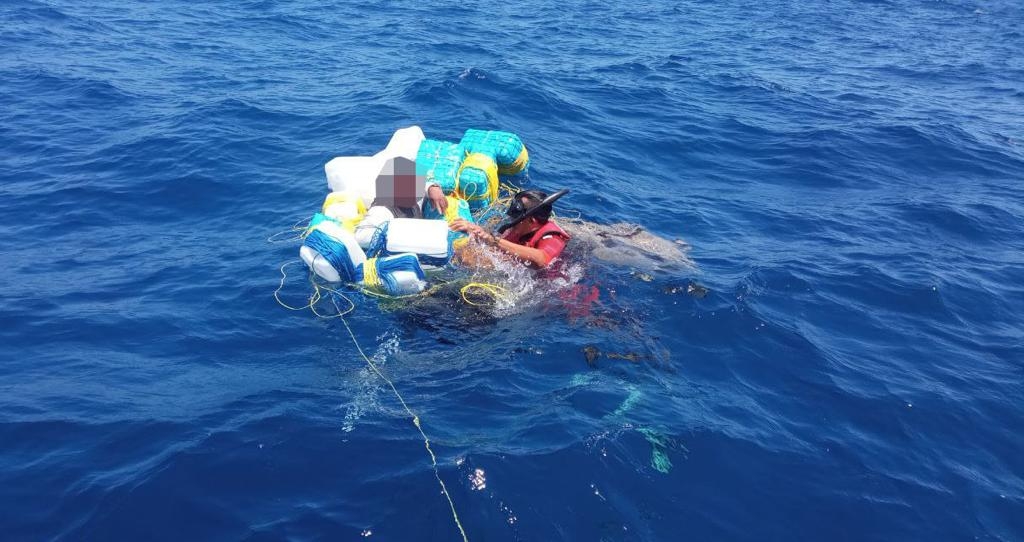 Tres pescadores de Celestún fueron rescatados dentro de la embarcación y uno más a 20 metros sostenido de una boya Tres pescadores de Celestún fueron rescatados dentro de la embarcación y uno más a 20 metros sostenido de una boya