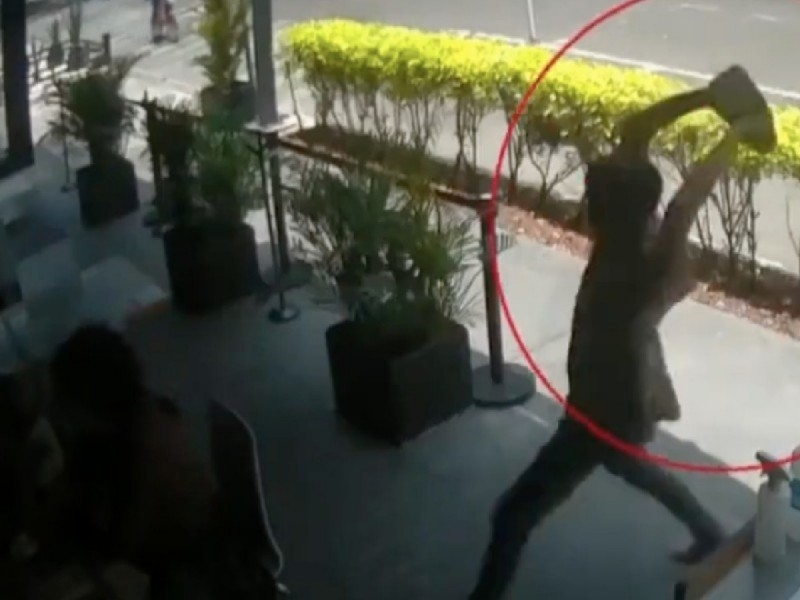 El sujeto golpeó a Andro con una piedra de apróximadamente ocho kilos. Foto: Captura de pantalla El sujeto golpeó a Andro con una piedra de apróximadamente ocho kilos. Foto: Captura de pantalla