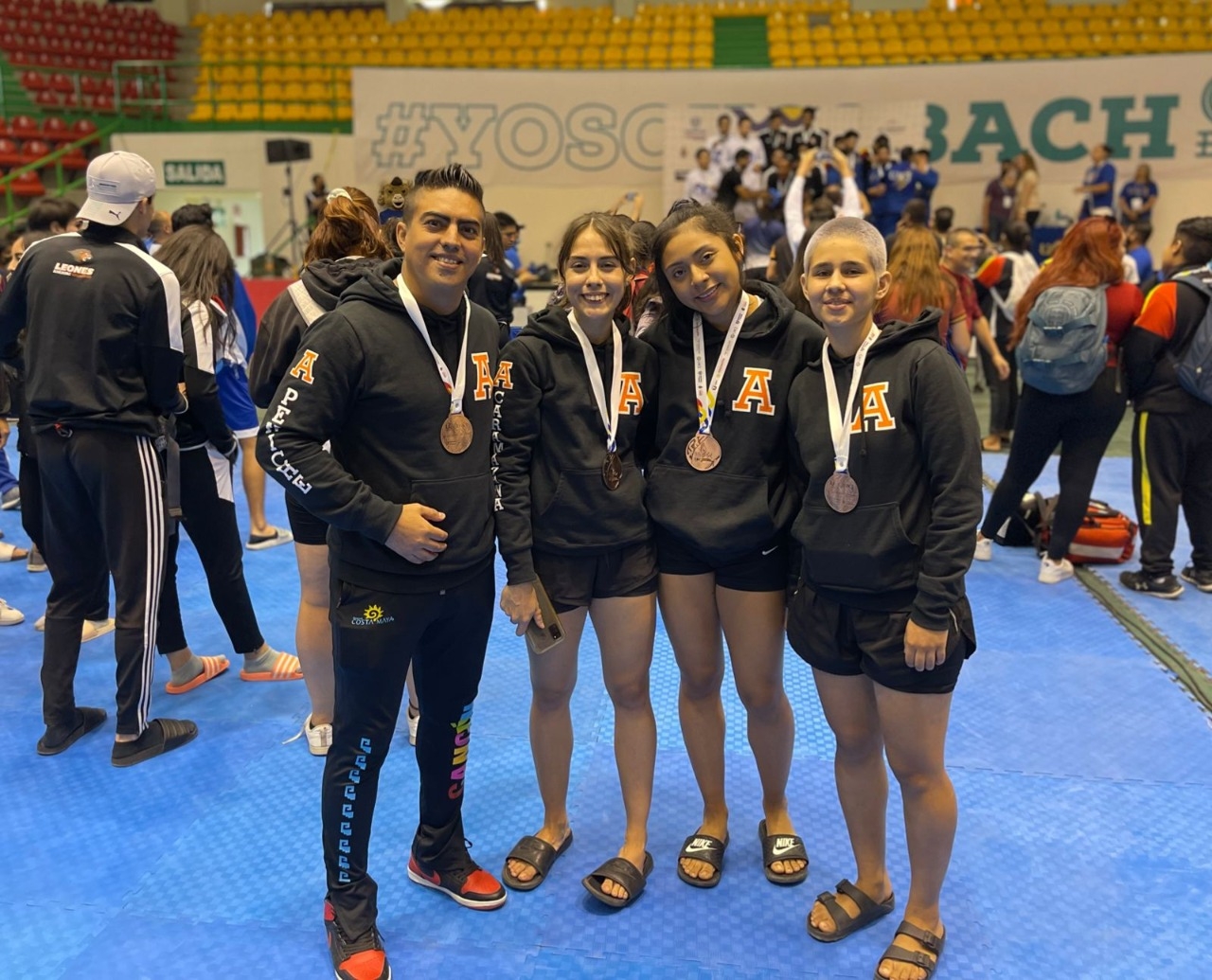 Las taekwondoinas de Quintana Roo, junto a su entrenador, indicaron que regresan contentos al Estado tras obtener estas medallas en la Universiada Nacional relizada en Chihuahua