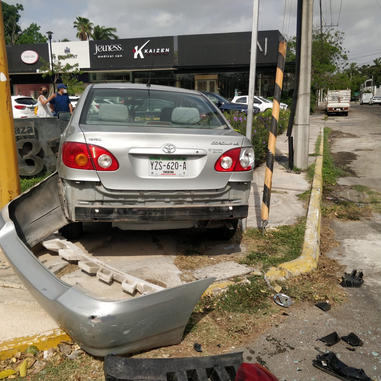 El letrero de una plaza comercial de Mérida fue dañado por un conductor El letrero de una plaza comercial de Mérida fue dañado por un conductor