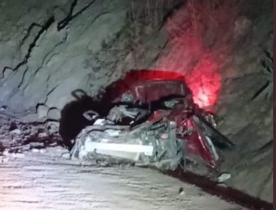 Así quedó el auto en donde viajaban cinco personas. Foto: Especial