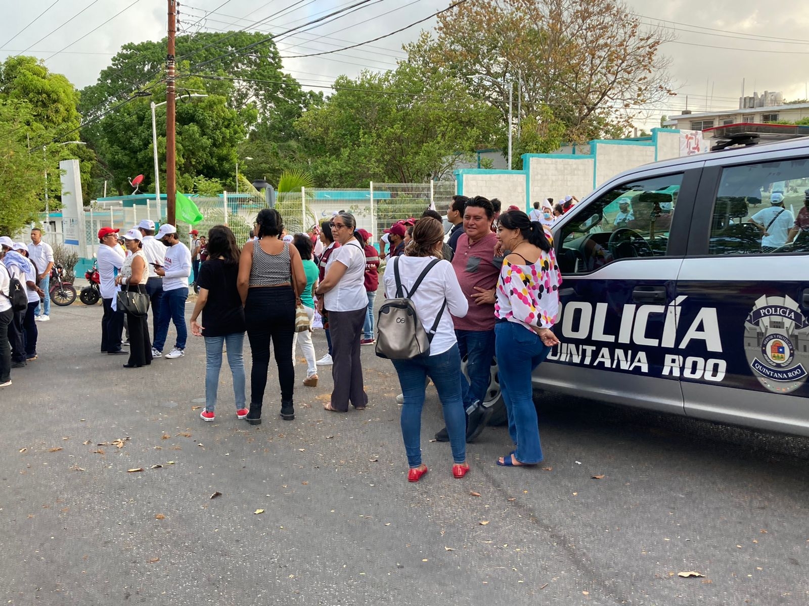 Seguidores de los candidatos hacen fila para verlos llegar a la sede del debate Seguidores de los candidatos hacen fila para verlos llegar a la sede del debate
