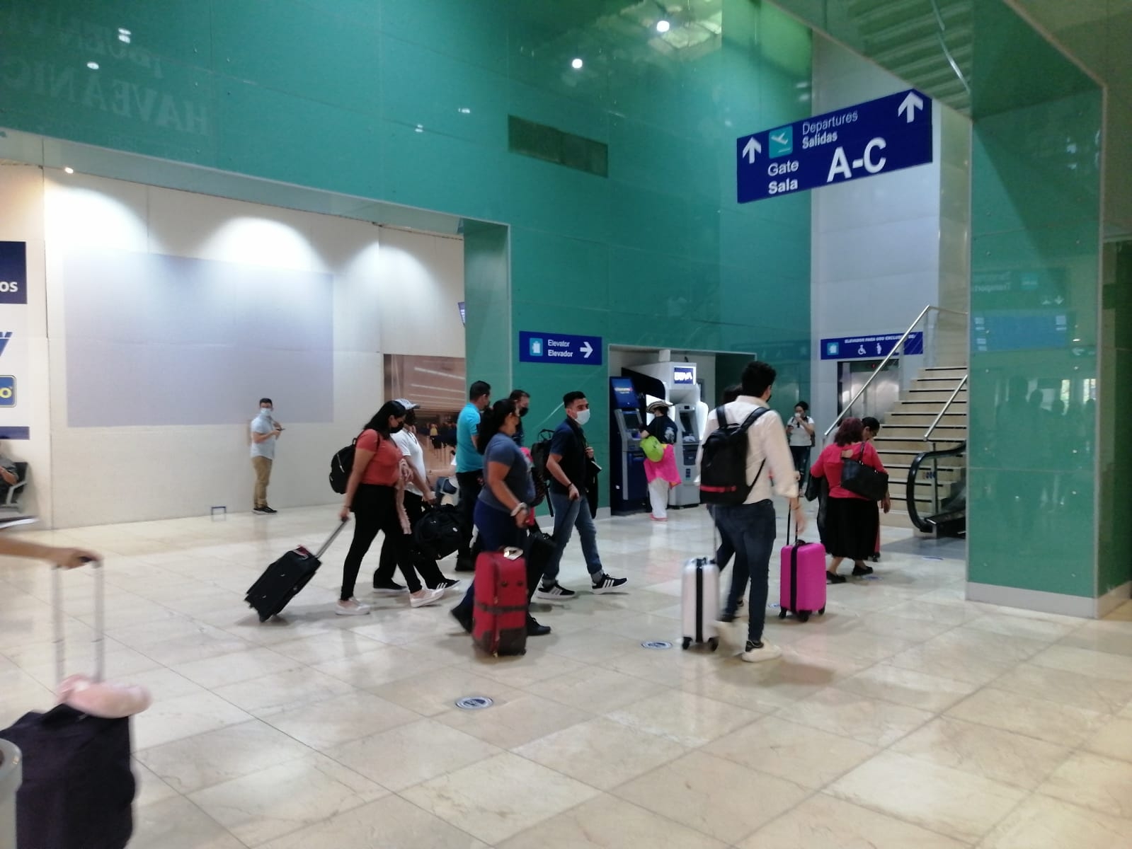 El primer vuelo en aterrizar al aeropuerto de Mérida fue el 4572 de Volaris de CDMX