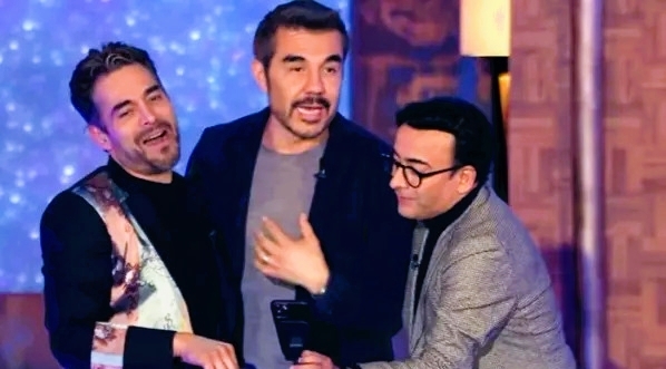 Omar Chaparro y Adal Ramones obligaron a Adrián Uribe a enviar un mensaje a Belinda. Foto: Especial