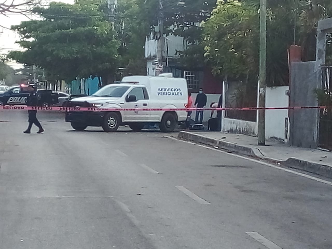 Servicios Periciales de la FGE Quintana Roo llegó a la colonia Colosio para el levantamiento del cadáver en Playa del Carmen
