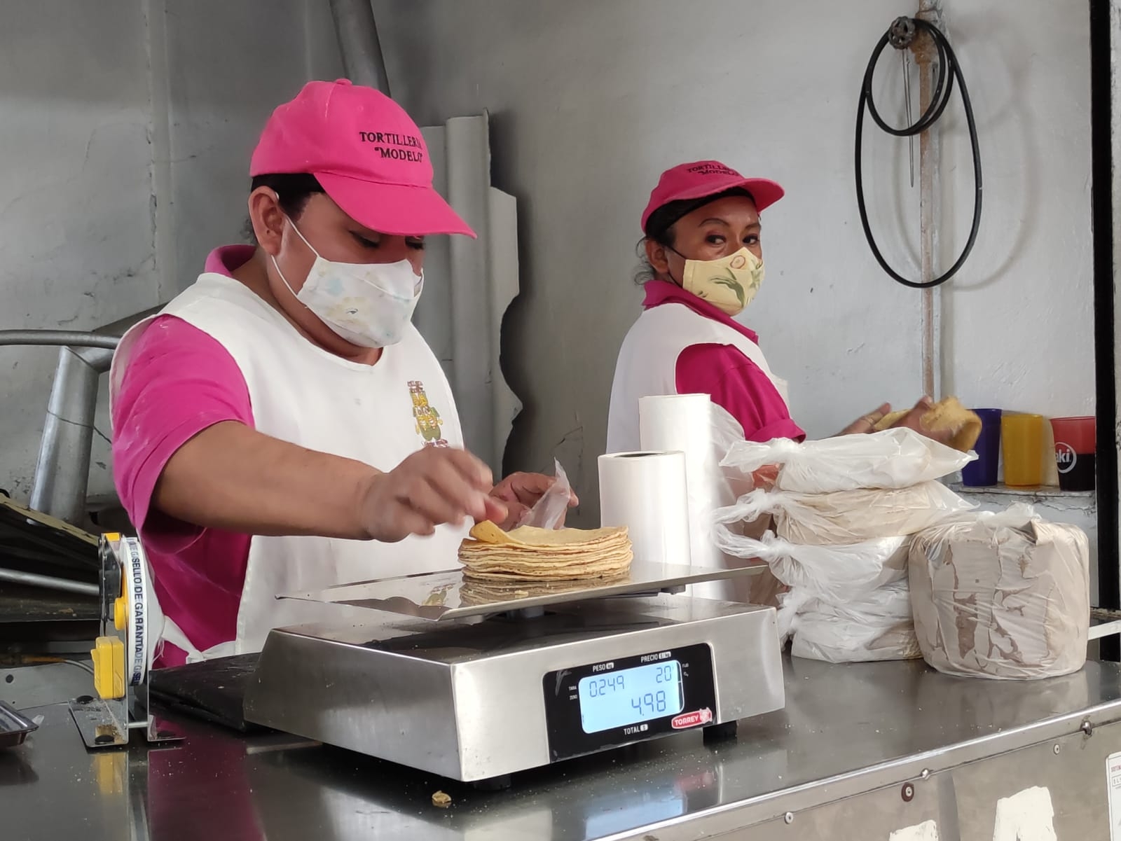 El costal de harina está en 350 pesos, y el precio de la tortilla oscila entre los 22 y los 26 pesos sólo en la ciudad de Mérida, afirma dirigente de los molineros El costal de harina está en 350 pesos, y el precio de la tortilla oscila entre los 22 y los 26 pesos sólo en la ciudad de Mérida, afirma dirigente de los molineros