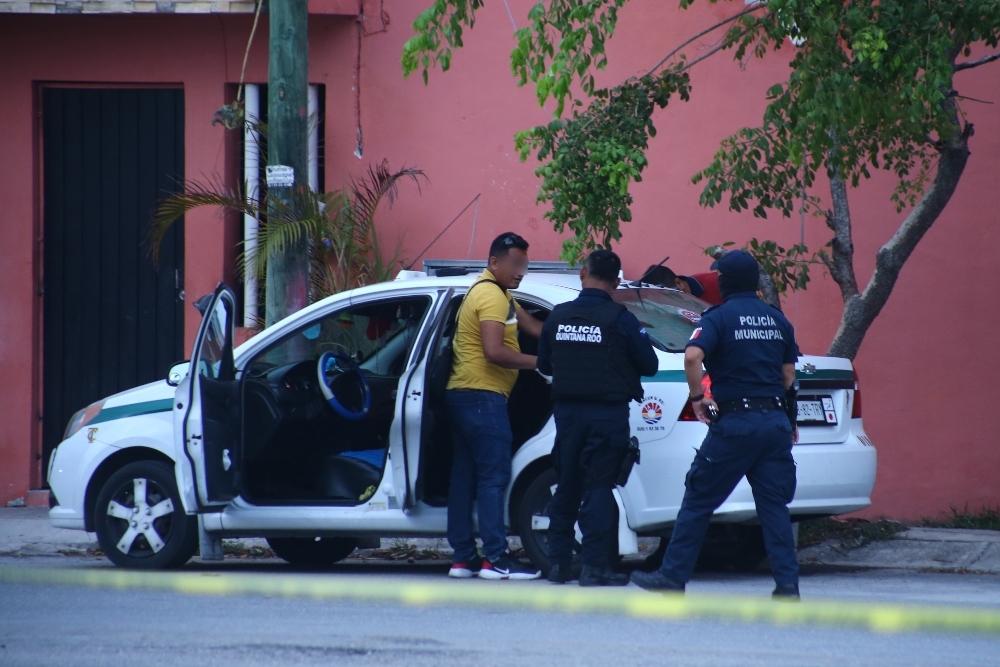 La unidad de taxi fue hallada estacionada en la Región 218 de Cancún, lugar hasta donde llegaron policías y Servicios Periciales de la FGE Quintana Roo La unidad de taxi fue hallada estacionada en la Región 218 de Cancún, lugar hasta donde llegaron policías y Servicios Periciales de la FGE Quintana Roo