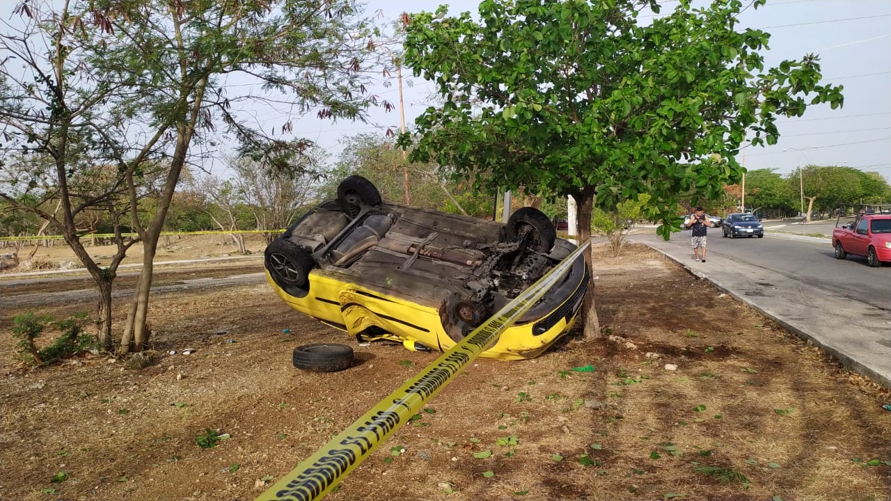 La conductora perdió el control hasta impactar contra un árbol para terminar volcando La conductora perdió el control hasta impactar contra un árbol para terminar volcando