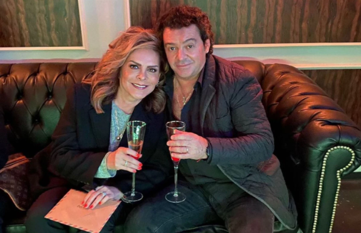 La periodista de espectáculos de Televisa y su ahora esposo, Iván Matínez Urbina, confirmaron la noticia tras siete años de conocerse La periodista de espectáculos de Televisa y su ahora esposo, Iván Matínez Urbina, confirmaron la noticia tras siete años de conocerse