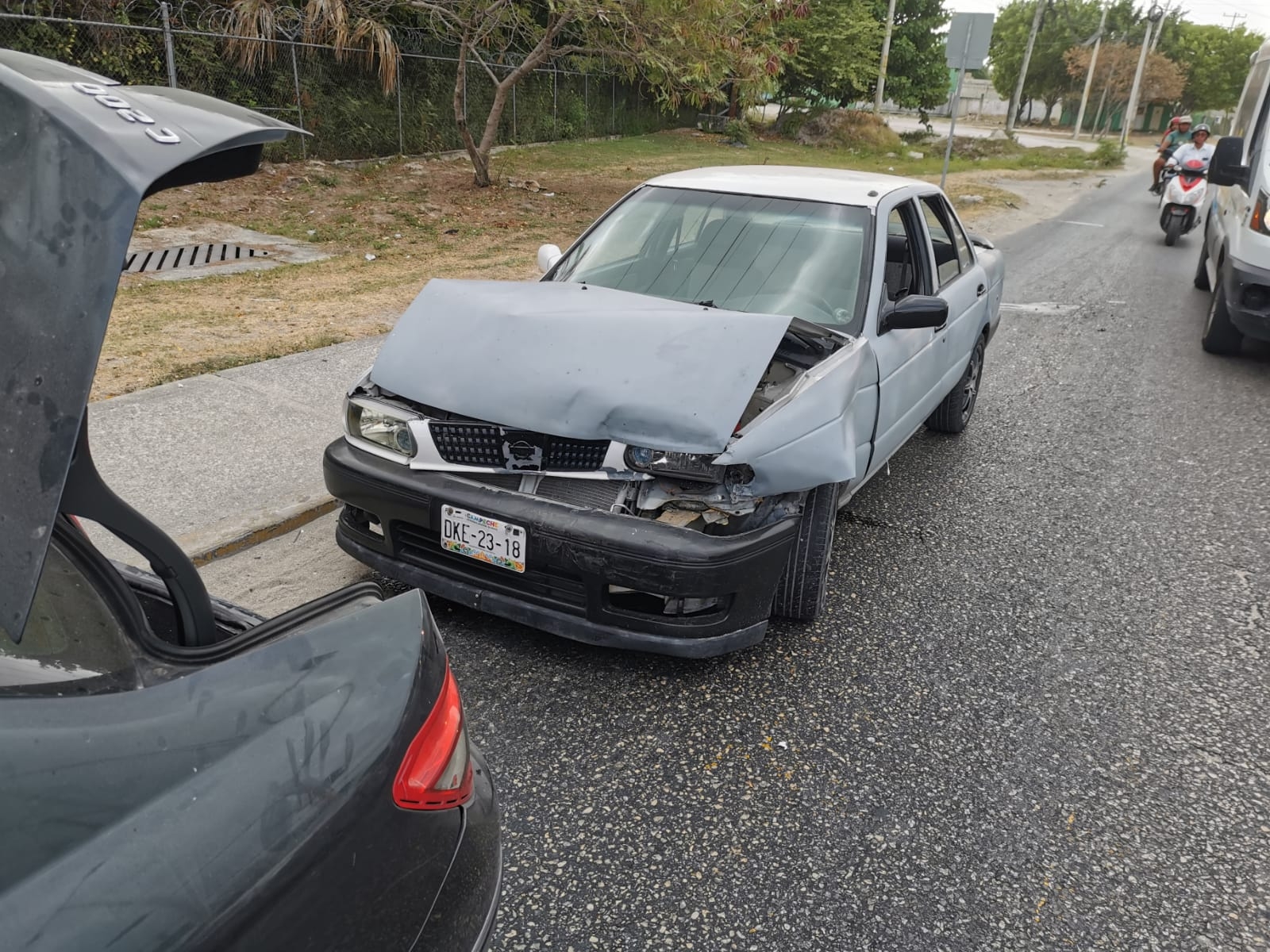 La camioneta de lujo Mercedes Benz frenó y fue colisionado por detrás