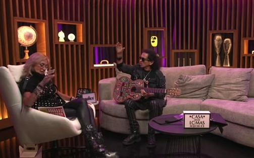 Alex Lora presentó su nuevas canciones con Adela Micha. Foto: Captura de pantalla