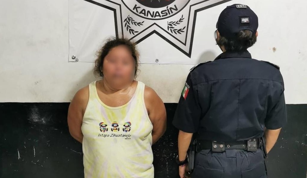 La mujer intentó detener la acción policiaca, por lo que fue enviada al ministerio público La mujer intentó detener la acción policiaca, por lo que fue enviada al ministerio público