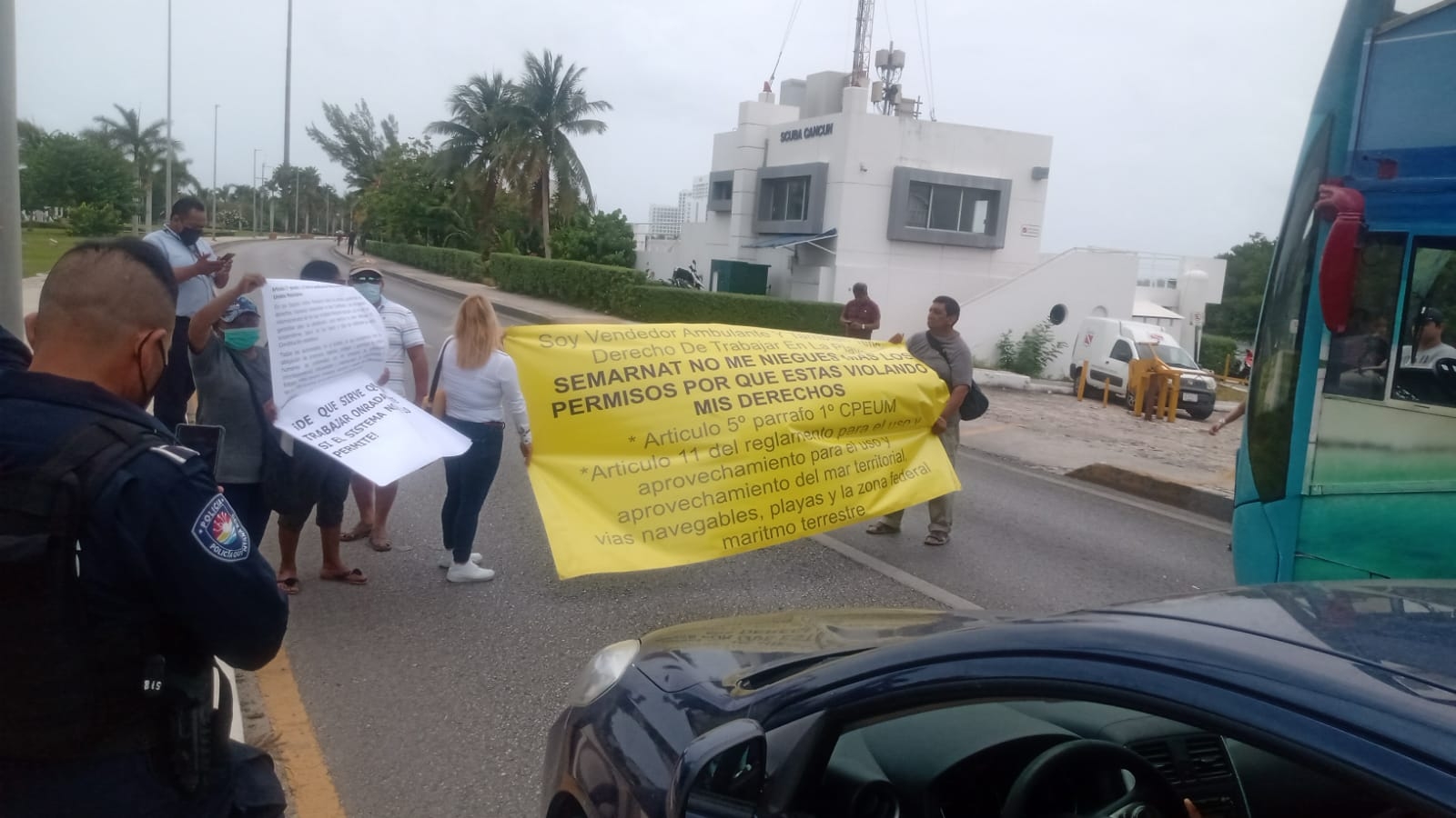 Los manifestantes pidieron que la Semarnat les permita laborar en las playas de la Zona Hotelera de Cancún Los manifestantes pidieron que la Semarnat les permita laborar en las playas de la Zona Hotelera de Cancún