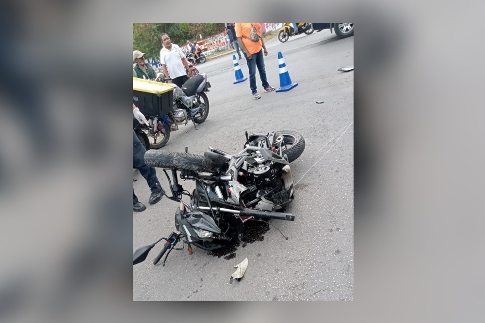 El motociclista falleció en el sitio del accidente luego de que un taxi se atravesara y causara el choque en Chetumal El motociclista falleció en el sitio del accidente luego de que un taxi se atravesara y causara el choque en Chetumal