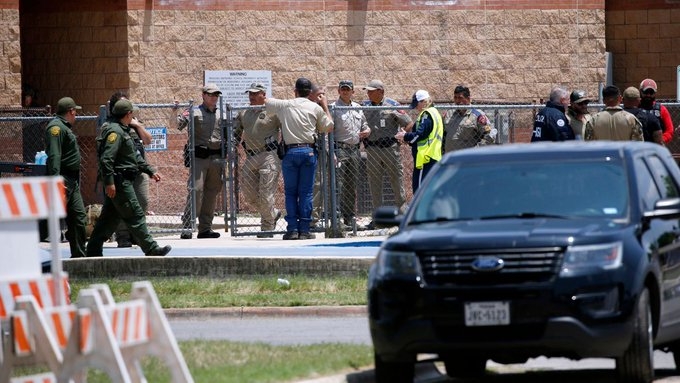 En el lugar aún hay elementos de seguridad. EU está de luto. Foto: AP