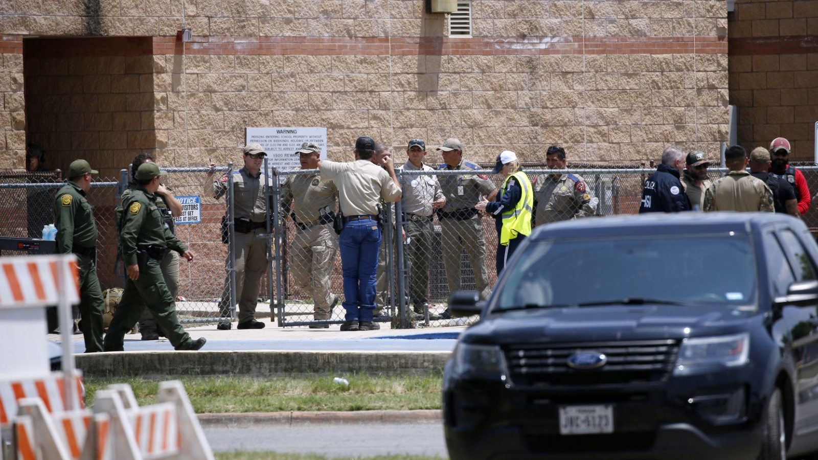 Video de la escuela de Uvalde muestra a oficiales aguardando durante matanza Video de la escuela de Uvalde muestra a oficiales aguardando durante matanza