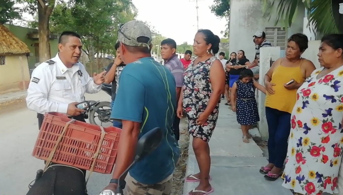 La turba señalaba al joven como el autor del hurto, situación que fue controlada por un elemento de la policía La turba señalaba al joven como el autor del hurto, situación que fue controlada por un elemento de la policía