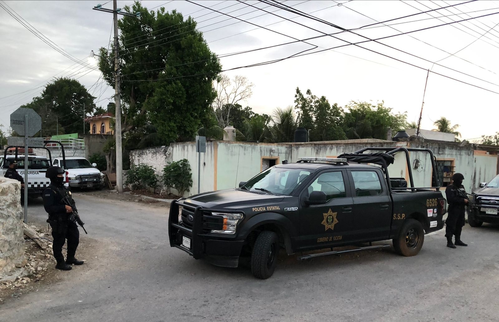 En los domicilios se encontraron siete bolsas de marihuana, 27 bolsas de cocaína y estupefacientes en proceso de fabricación