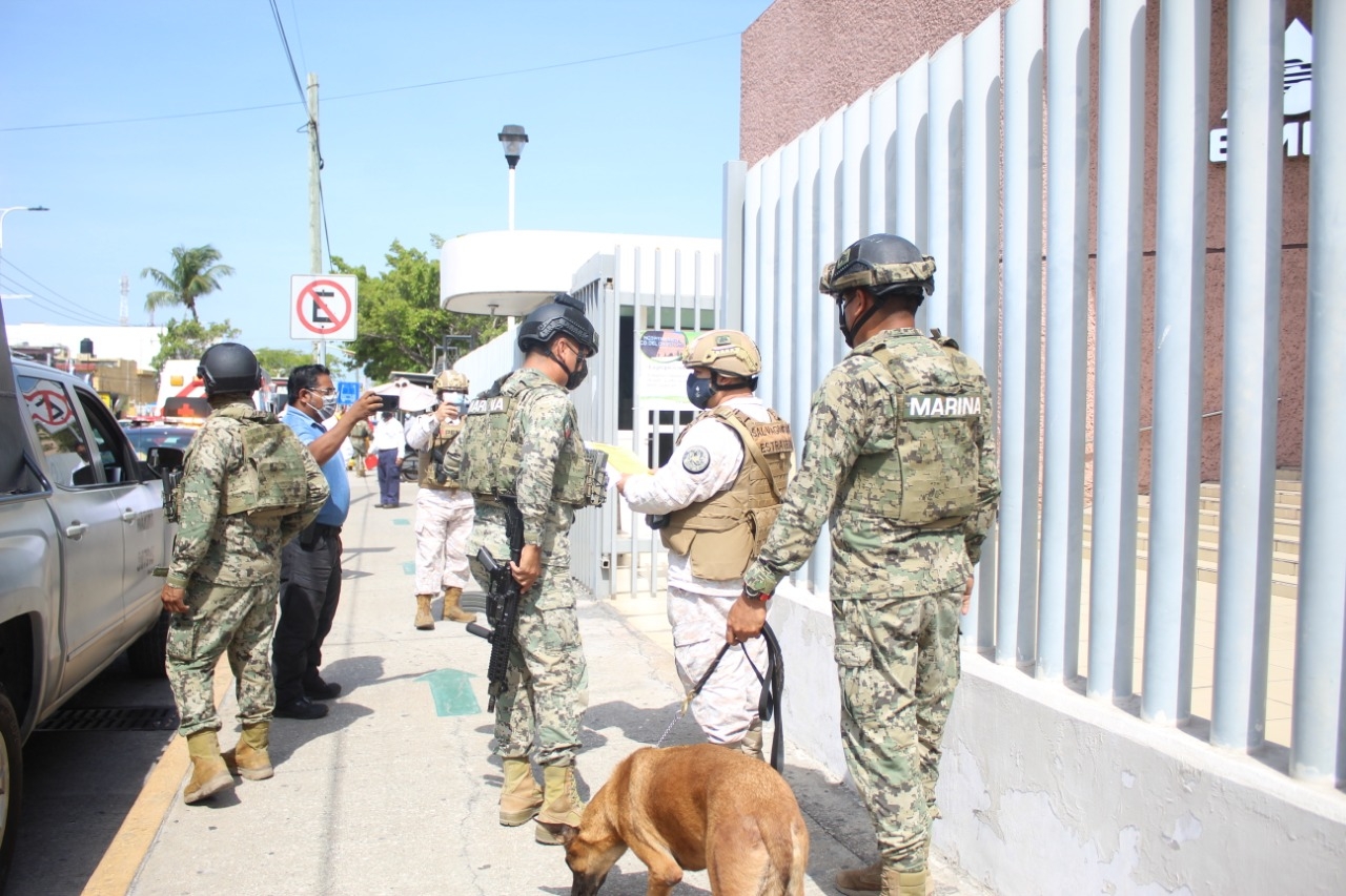 Durante el operativo los elementos de la Marina acudieron con un binomio canino Durante el operativo los elementos de la Marina acudieron con un binomio canino