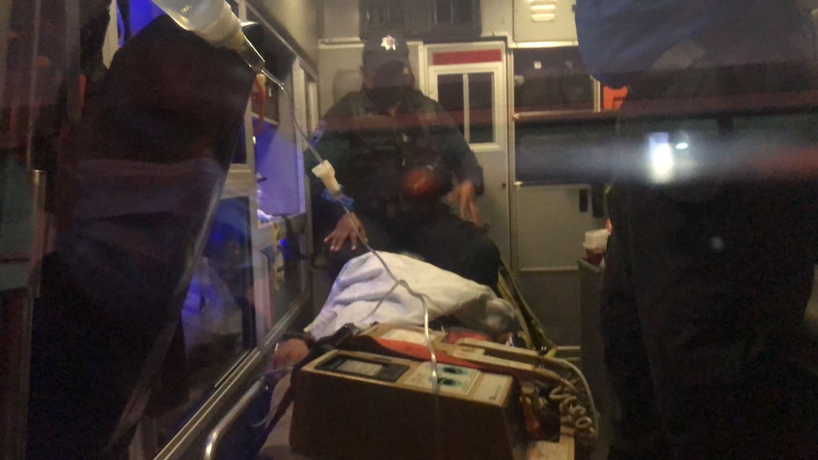 El hombre fue trasladado en ambulancia para ser atendido El hombre fue trasladado en ambulancia para ser atendido
