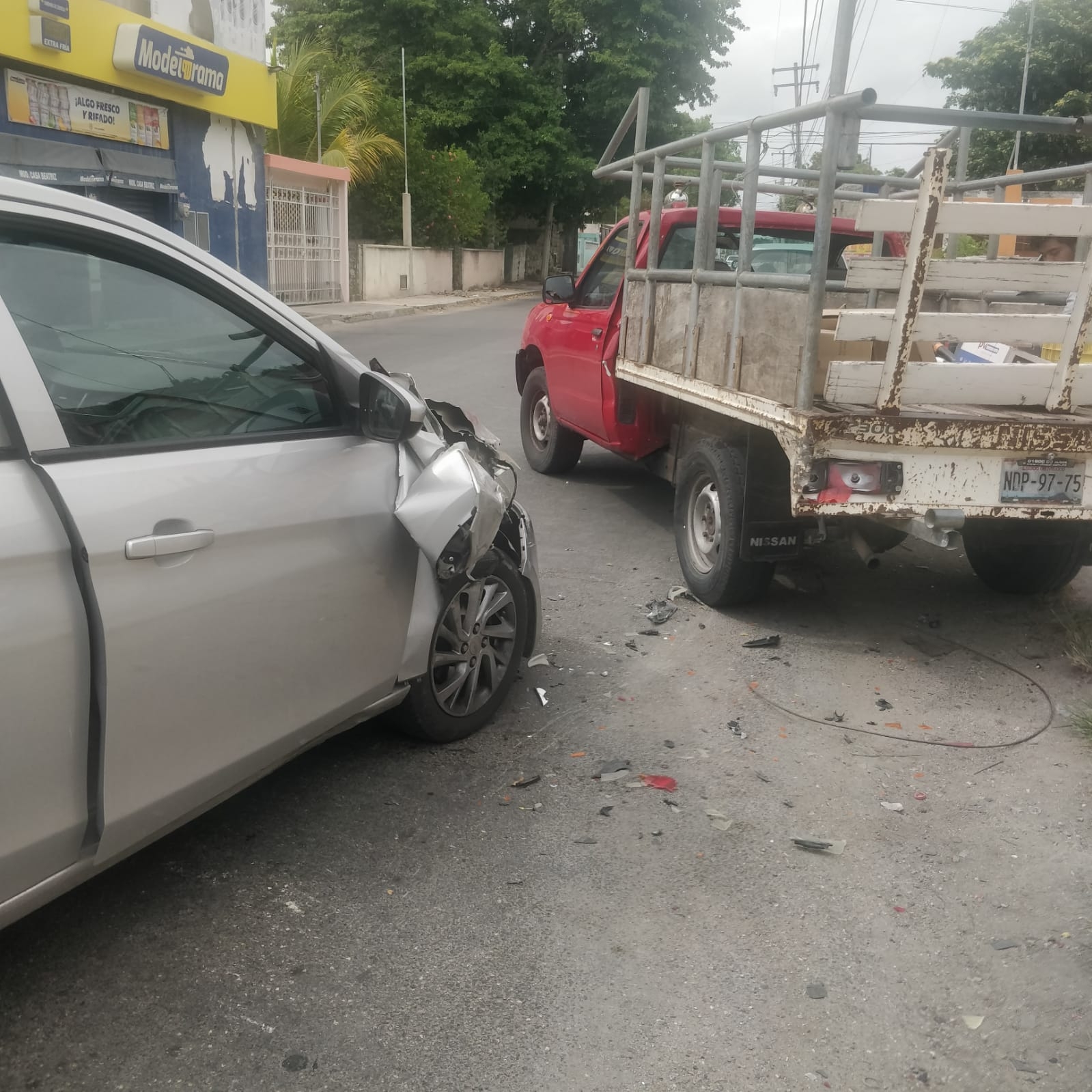 Peritos de tránsito arribaron al lugar para resolver el accidente de tránsito en Mérida Peritos de tránsito arribaron al lugar para resolver el accidente de tránsito en Mérida