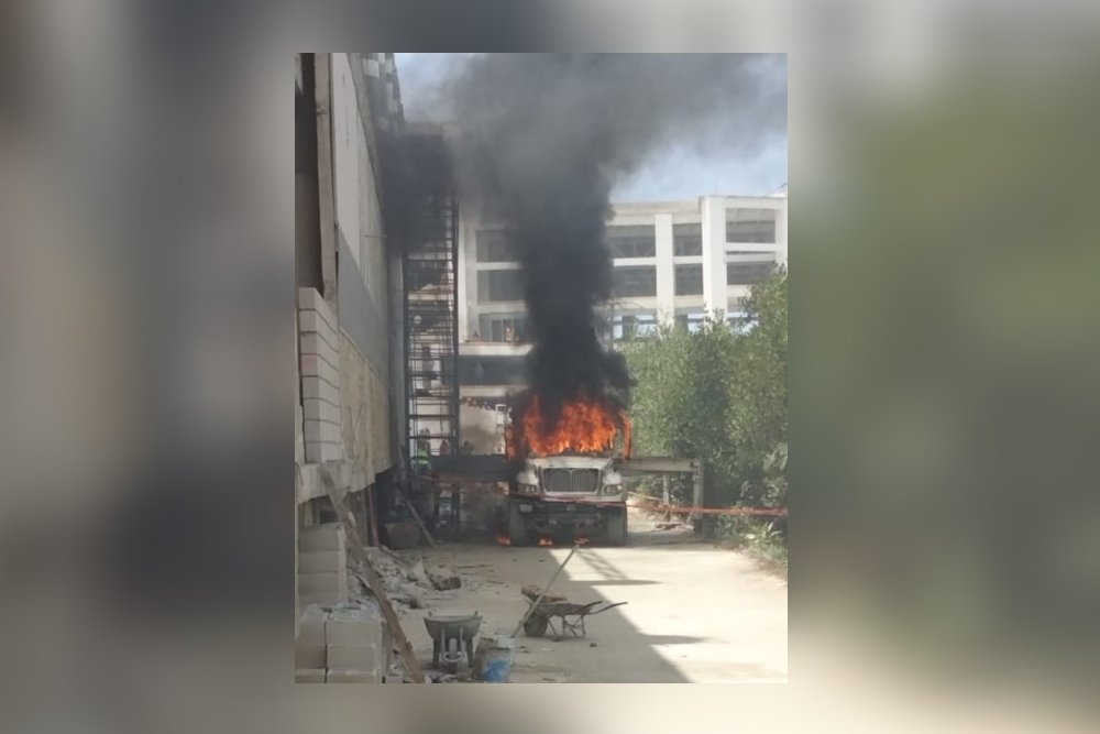 El vehículo pesado comenzó a expedir humo mientras se incendiaba dentro de los predios del Hotel Royalton Riviera en Cancún
