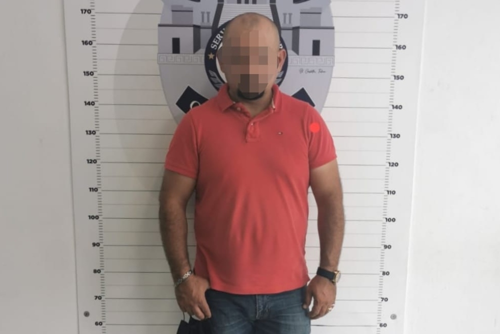 El hombre que petaba de manera ilegal un arma exclusiva del Ejército, fue llevado hacia la FGE Quintana Roo en Playa del Carmen para definir su situación legal