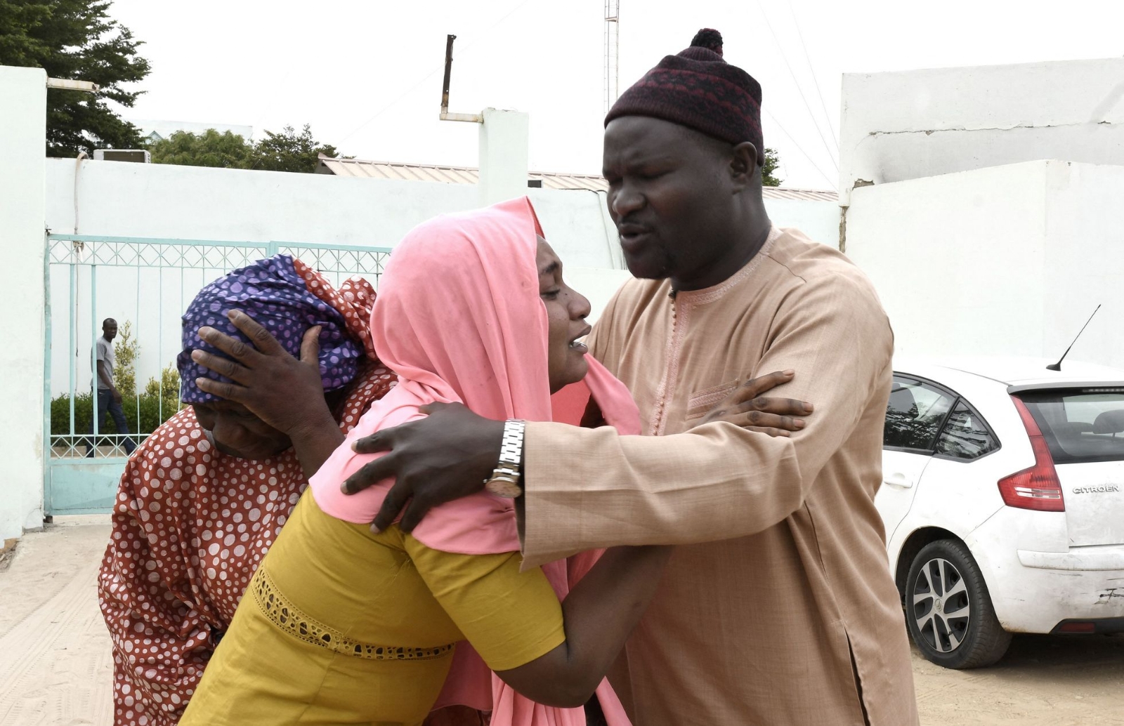 Familiares de las víctimas del incendio en hospital de Senegal. Foto: AFP Familiares de las víctimas del incendio en hospital de Senegal. Foto: AFP