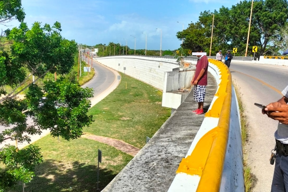 El hombre amenazó con lanzarse desde el puente a la salida de Chetumal, mientras otras personas le gritaban para convencerlo de no tirarse El hombre amenazó con lanzarse desde el puente a la salida de Chetumal, mientras otras personas le gritaban para convencerlo de no tirarse